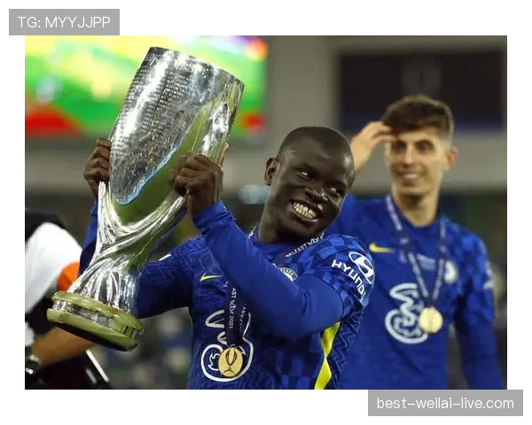 博格巴与坎特的中场组织分工如何导致结构分散？